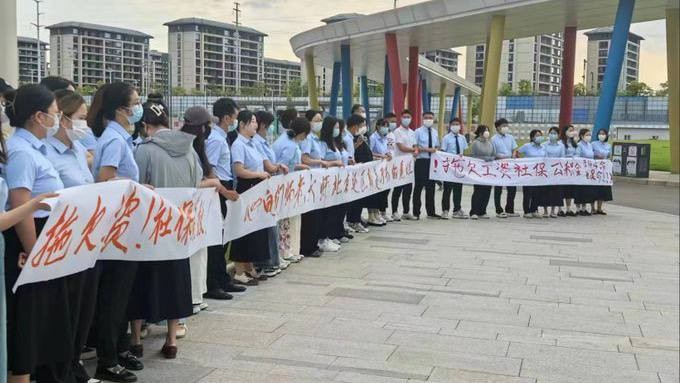 教师集体维权，家长齐力声援：汉中学校停课引发社会震动