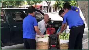 深圳城管土匪式执法：老人电动车上的水果被强行没收